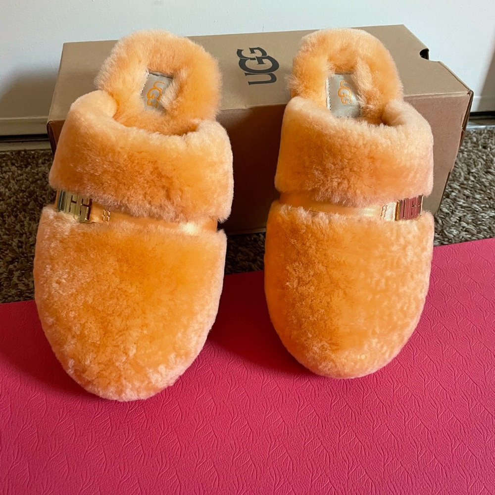 New Authentic UGG Dalla Metal Graphic Slippers Size 7 very Fluffy and Bright!